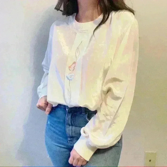 Vintage blouse with floral embroidery - Picture 4 of 8